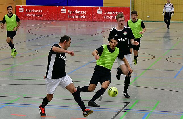 Chancenlos: Die Spvgg. Andelsbach im schwarzen Trikot wurde im Halbfinale vom SV 08 Laufenburg mit 7:1 vom Parkett gefegt.