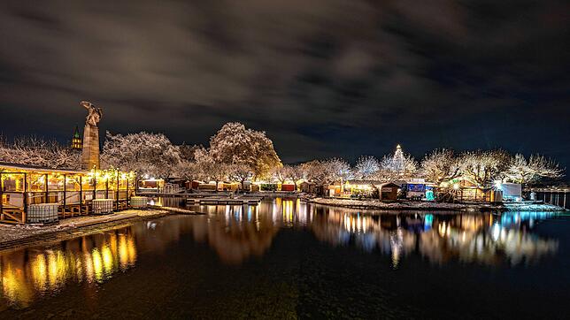 Der Weihnachtsmarkt am See wirkt am Samstagabend, 2. Dezember, wie ein Winterwunderland. Seit Freitagabend hatte es kräftig geschneit.