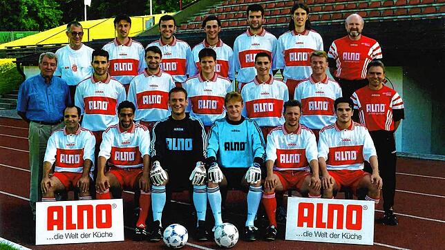 1998: Die Aufstiegsmannschaft des SC Pfullendorf &ndash; hinten von links: Physiotherapeut Achim Opel, Ivica Magdicm Öner Topal, Adnan ...