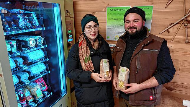 Sabrina und Ronny Schlenker vor ihrem Hofautomaten.