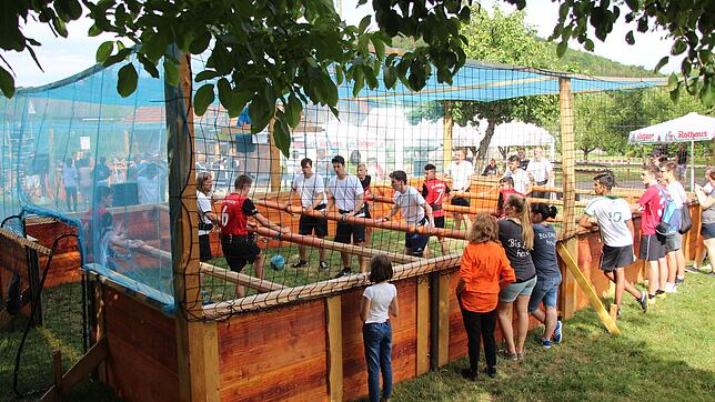 Die Mannschaften und ihre Fanclubs hatten viel Spaß, sowohl im Spielfeld als auch außerhalb im kühlen Schatten.