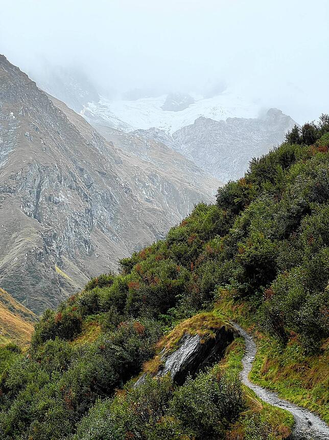 Der Iseltrail führt durch das Hochtal des Nationalparks Hohe Tauern in Richtung des Gletschers Umbalkees, hier im Hintergrund zu sehen.