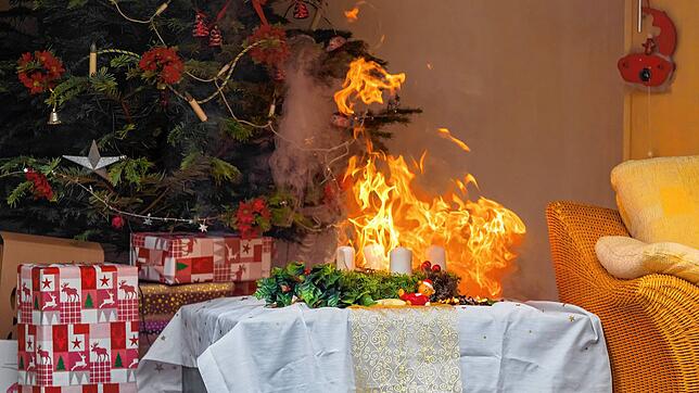 Die Weihnachtszeit bringt Freunde, Besinnlichkeit &ndash; und neue Brandrisiken. Welche das sind und wie man am besten mit ihnen umgeht, ...