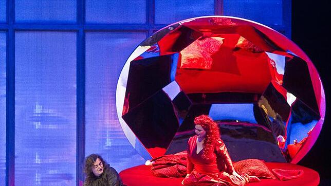 Tannhäuser (Martin Iliev) bei der Liebesgöttin Venus (Brit-Tone Müllertz): das Bett ist von sprechender Symbolik.