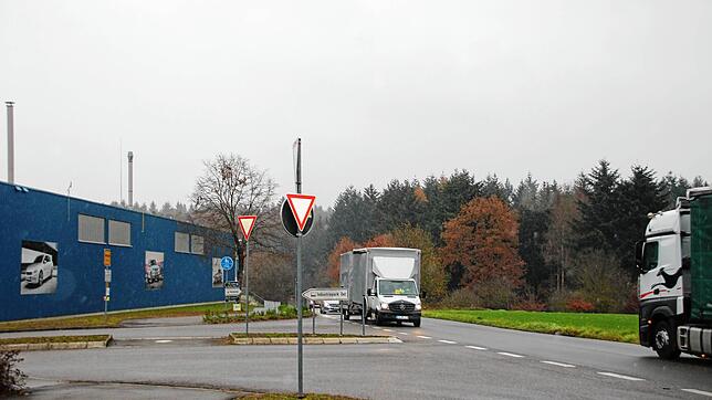 Auf der Grünfläche rechts im Bild kann der Gottmadinger Industriepark fortgesetzt werden, wenn es keine Einwände aus der Öffentlichkeit ...