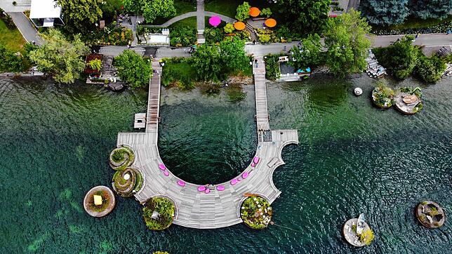 Die schwimmenden Gärten auf der Landesgartenschau in Überlingen. Wie beim Biss in ein Stück Käse ist rechts eine Lücke erkennbar. Dort ...