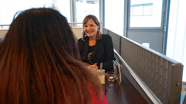 Heike Friedlin ist ein sogenannter „Buddy“. Sie trifft sich einmal im Monat mit der alkohlkranken Maria F., die mittlerweile ...