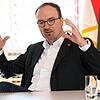 Uli Burchardt möchte am 18. Oktober als Oberbürgermeister der Stadt Konstanz bestätigt werden. Dafür muss er sich in der Wahl gegen ...