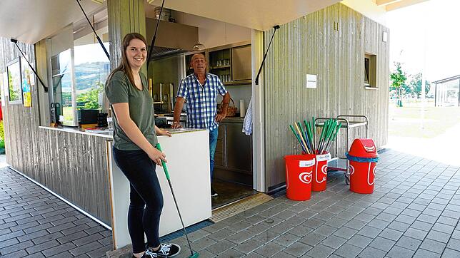 Katharina Bercher und Ulf Braun freuen sich über den gelungenen Start der Minigolf-Anlage. Das Team freut sich nun nicht nur über die ...