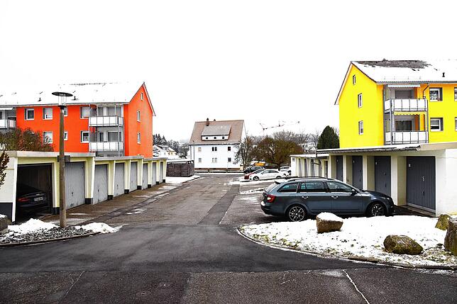 Auf Stahlträgern über den Garagen in der Rietheimer Strasse sollen die Wohnmodule gebaut werden.