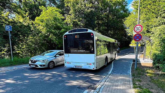 Die Engstelle an der Bushaltestelle in der Zahnstraße ärgert viele Autofahrer, die hier eine Unfallgefahr sehen. Die Straße führt hoch ...