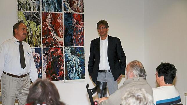 Robert Teufel als Initiator der Veranstaltung (links) stellt den Rechtsbeistand und Rentenberater Martin Scheuer bei der ...