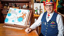Michael Fuchs hat das diesjährige Titelblatt des Narrenbuchs gestaltet.