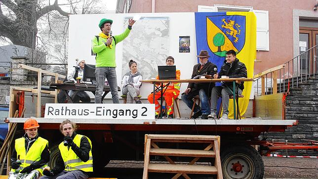Die Schlossstraßen-Sanierung und was diese alles mit sich bringt beleuchteten die Käfersieder beim Narrenspiel (von links): Marion ...