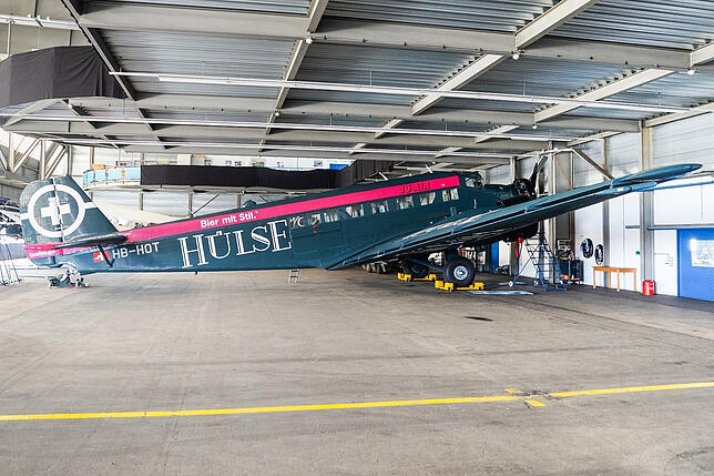 Die Ju-52 im Hangar.