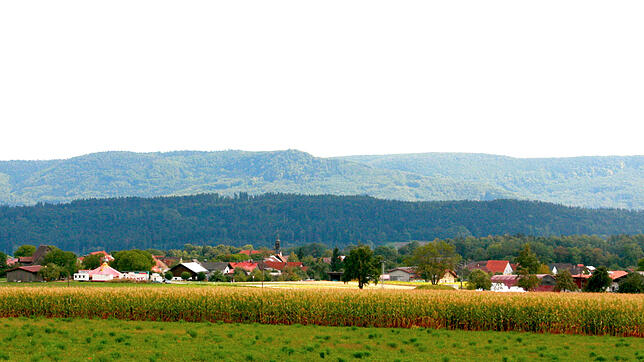 Blumegg liegt auf einer Anhöhe, umgeben von landwirtschaftlicher Nutzfläche.