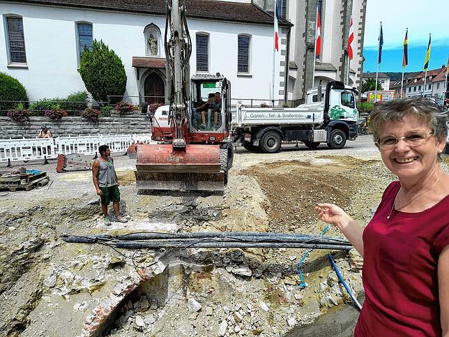 Bauamtsleiterin Monika Gehweiler, hier an der Baustelle für den Rathausbrunnen, hat viel zu tun: Sie muss die Bauarbeiten koordinieren ...