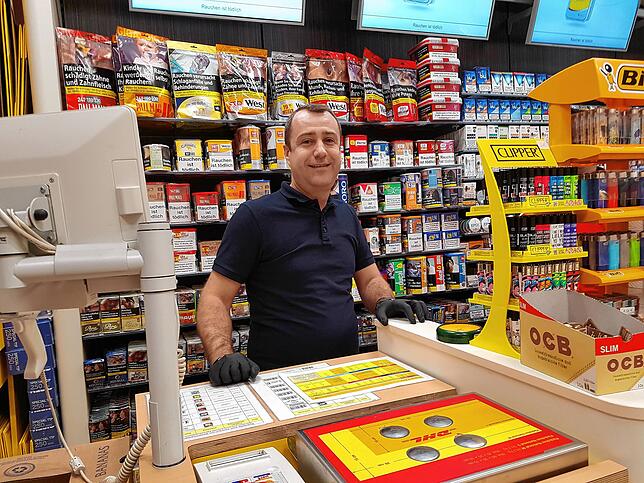 Stojan Bozhinoski ist Inhaber des Post- und Zeitschriftenladens im Industriegebiet. In Mazedonien war er Apotheker.