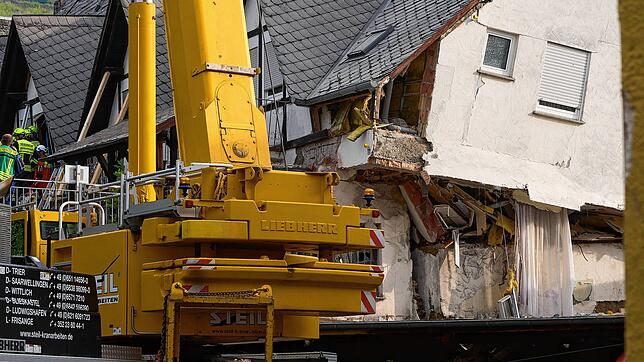 Im Moselort Kröv im Landkreis Bernkastel-Wittlich in Rheinland-Pfalz ist ein Hotel teilweise eingestürzt.