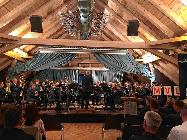 Das Orchester spielt unter Leitung seines Dirigenten Rainer Ehmann zwei von ihm komponierte Werke.