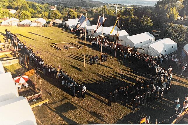Das Kreisjugendfeuerwehrzeltlager im Jahr 1988 in Möggingen. Eine der teilnehmenden Gruppen war die Jugendfeuerwehr ...