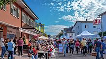 Der verkaufsoffene Sonntag in Lauchringen ist ein Besuchermagnet: shoppen, schlemmen und nette Begegnungen genießen, dazu lädt der ...