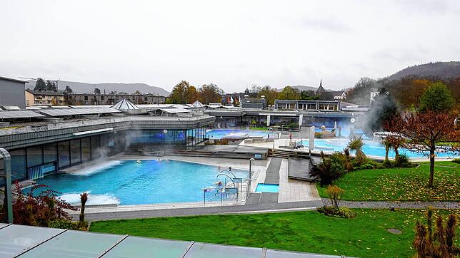 Bei richtigem Thermenwetter bietet das Liegedach des Bohrturms einen guten Blick auf die weitläufige Anlage der Therme Zurzach. Dort ...