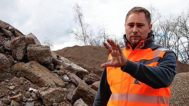Der neue Vorsitzende der Jungen Liberalen Baden-Württemberg, Mark Hohensee, erklärt den Arbeitsablauf auf seiner Recycling-Anlage.