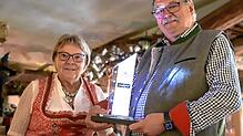 Erika und Josef Smetanjuk freuen sich über die nicht erwartete Auszeichnung für ihren Betrieb. Foto: Hans-Jürgen Kommert
