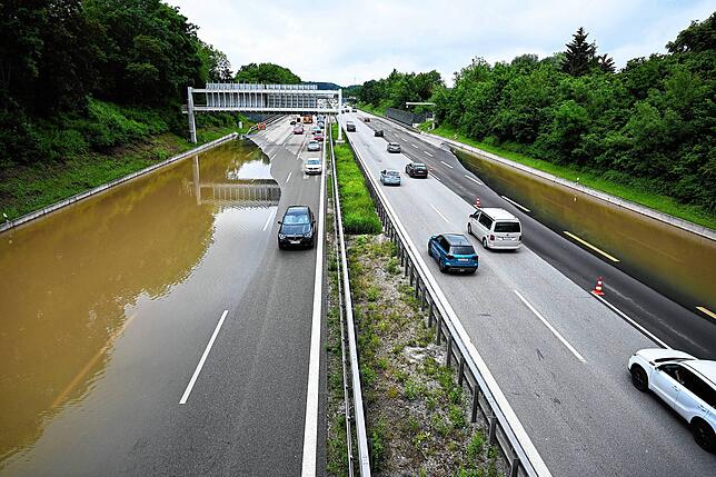 Auf der Autobahn A9 ist bei Allershausen Wasser auf der Autobahn. Nach starken Regenfällen gibt es in der Region Hochwasser mit ...
