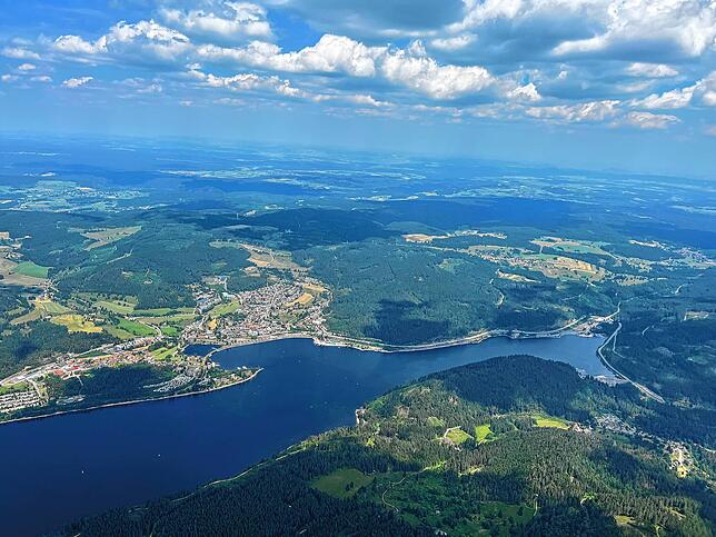 Der Schluchsee und der Südschwarzwald im Schatten einzelner Wolken.