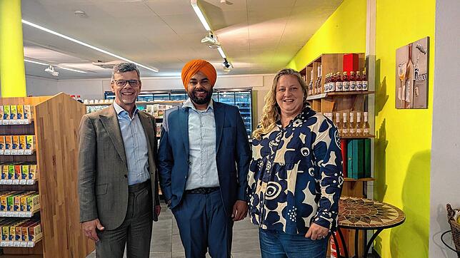 Eröffnung im Haus Karle: Bürgermeister Georg Riedmann (links) und Marketing-Chefin Barbara Bücken gratulieren Harjinder Dhillon zur ...
