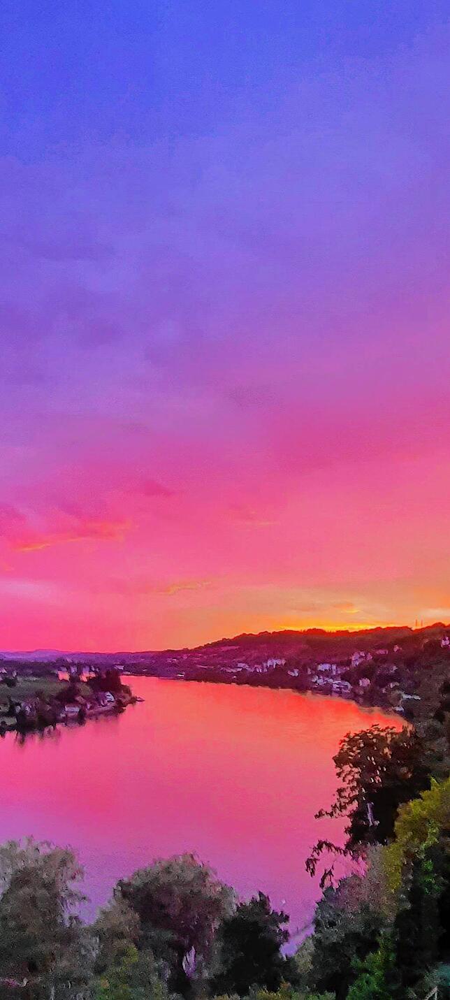 Dieses Farbspektakel war der Ausblick vom Balkon unserer Leserreporterin Gabriele Schneider aus Waldshut.