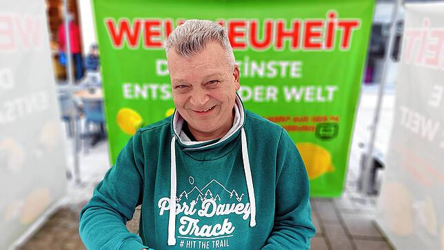 Can Akkaya bietet auf dem Villinger Frühjahrsmarkt in diesem Jahr eine absolute Weltneuheit an: Den kleinsten Entsafter der Welt.