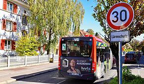 Auch die Busse sind ausgebremst: Die Allmannsdorfer Straße ist eine der viel befahrenen Routen, an denen der Rote Arnold nur noch mit ...