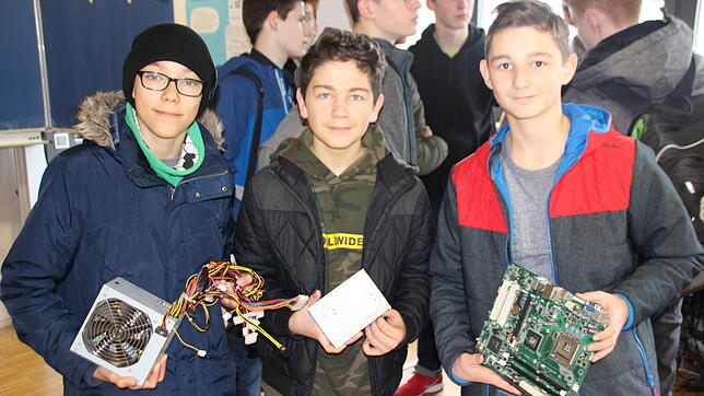 Drei Realschüler, die sich für Informatik interessieren: Jan Möhring (von links), Izedin Hashem, Nevio Becker. Am Karrieretag konnten ...