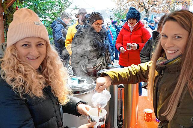 Uta Krauss (Blumenfelder Schlossbewohnerin) und Simone Stiehl (Mitglied des Bürgervereins) verkaufen bei der Schlossweihnacht Glühwein ...
