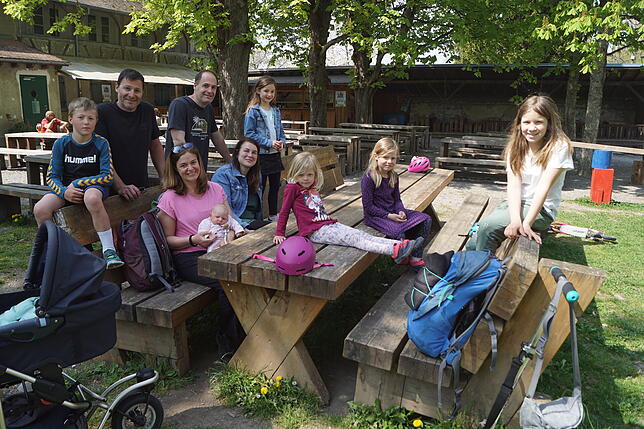 Einen Ausflug zum Biergarten unternehmen Phileas, Benjamin und Franziska Schmidlin mit Baby Fiona, Felix, Andrea und Julia Müller, Livia ...