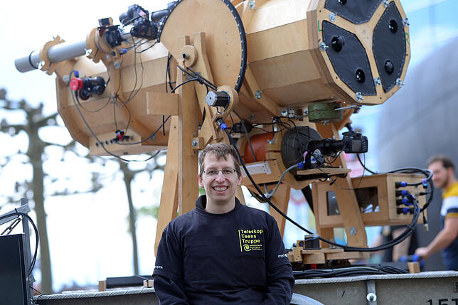 Markus Kohler ist Leiter der Jugendgruppe der astronomischen Sternwarte Friedrichshafen und hat mit den Jugendlichen ein Teleskop ...