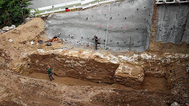 Die Mitarbeiter von der Landesdenkmalbehörde dokumentieren jeden Zentimeter der entdecken Mauer, die mit ihren Ausmaßen von bis zu 1,70 ...