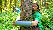 Samuel Bosch engagiert sich seit drei Jahren im Altdorfer Wald. Auf dem Bild zeigt er, wie ein sogenanntes &bdquo;Lock on&ldquo; ...