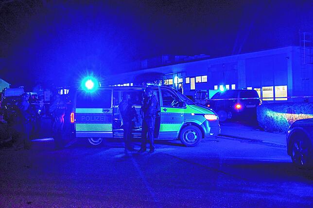 Baden-Württemberg, Bad Friedrichshall: Polizisten sind nahe einer Maschinenbaufirma im Einsatz.