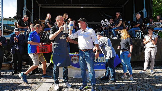 Dirigent Markus Hoppe (links) und Bürgermeister Stefan Kaiser stoßen nach dem Fassanstich auf ein gelungenes Dorffest an. Auf der Bühne ...