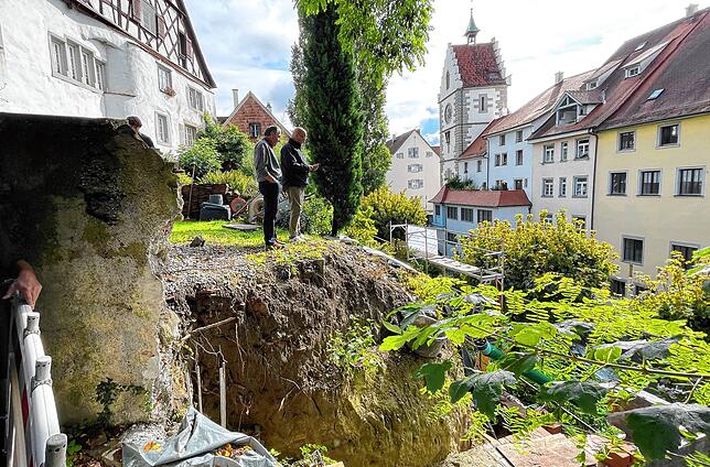 Blick von oben in die Mauerproblemzone über dem Stadtgraben mit dem Franziskanertor im Hintergrund.