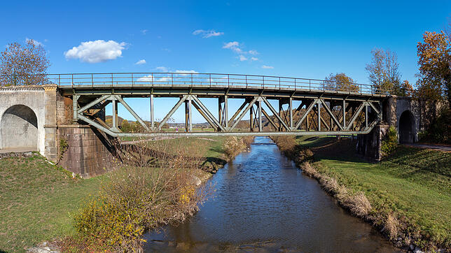 Die Oberlauchringer Stahlgitter-Eisenbahnbrücke, fotografiert von der daneben liegenden Fußgängerbrücke über die Wutach.