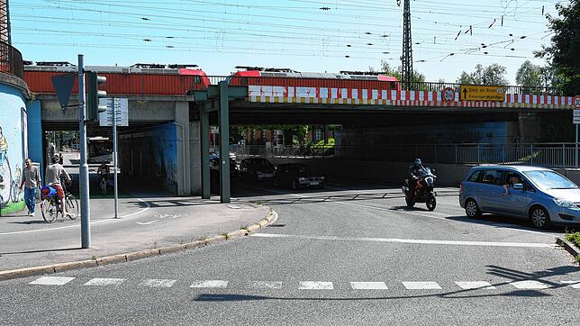 Der Abzweig der Bahnhofstraße von der Hauptstraße ist einer der Punkte, an denen es zu Schwierigkeiten zwischen Radfahrern und ...