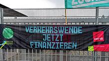 Ein Transparent der Gewerkschaft, aufgehängt während des Streiks Anfang Februar in Konstanz, fordert die Verkehrswende &ndash; für die ...