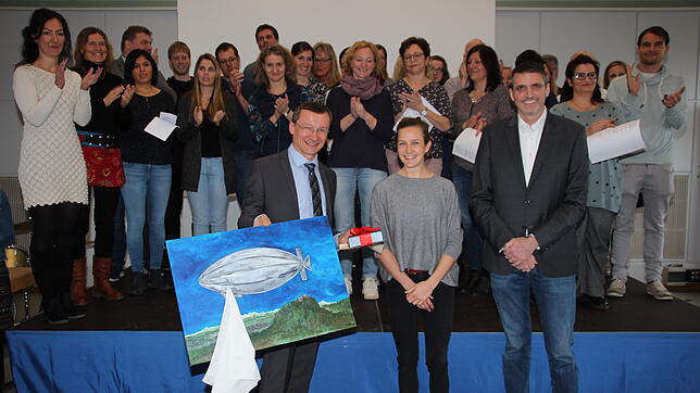 Gerhard Schlosser (vorn, l.) freut sich bei seiner Verabschiedung als Leiter der Zeppelin-Realschule über die vielen Geschenke und ...