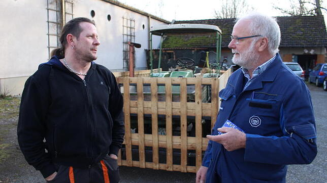 Fritz Reichmann (rechts) prüft für den TÜV die Fasnetswägen zahlreicher Narrenvereine in der Region. Udo Fußnecker (links) von den ...