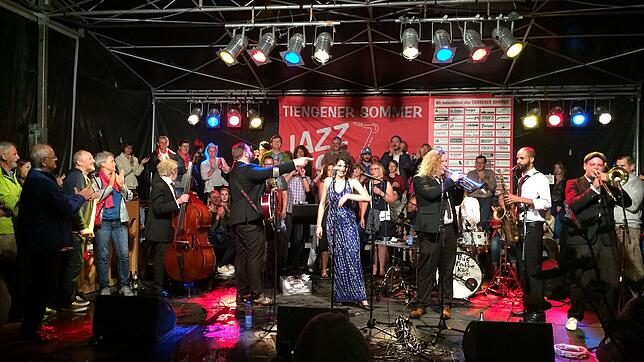 Auf die Bühne gerettet hat sich ein Teil des Publikums beim Jazzfest Tiengen im Jahr 2017, als während des Auftritts der Band The ...